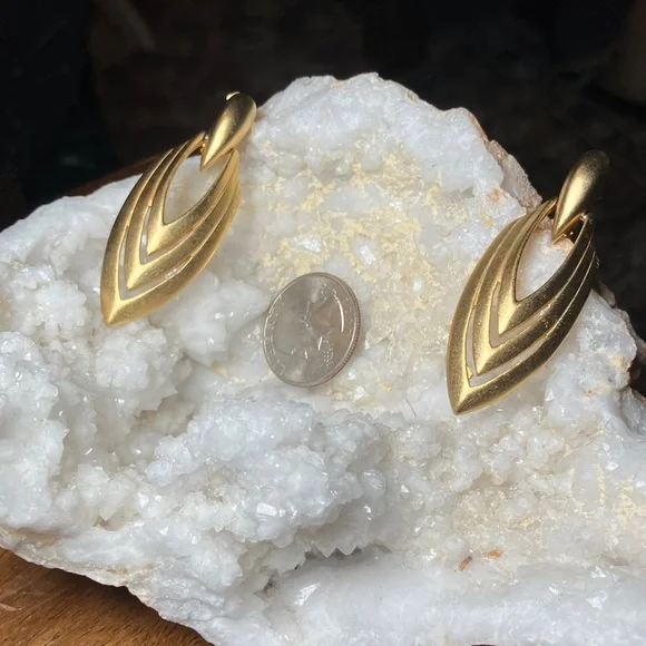 TAT Matte Gold Tone Chunky Runway Signed Statement Earrings Screwback Clip-On - Picture 4 of 6